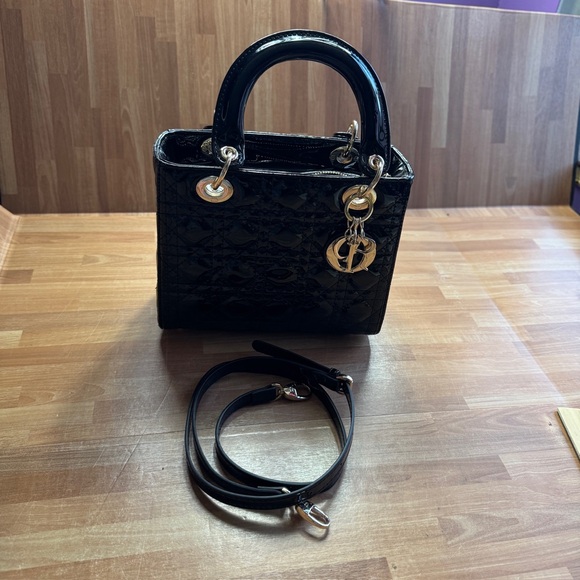 Black shiny purse with optional strap new in box - Picture 2 of 16